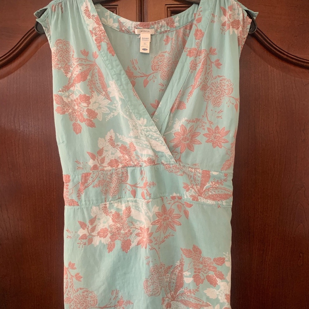 Old Navy faux wrap floral shirt 💕